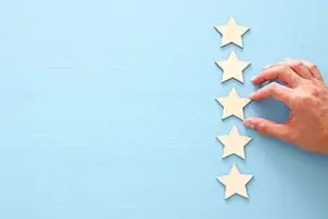 Psychosomatische Grundversorgung – Seminar – Kurs – Seminarorganisation – Fuchs - Hand legt 5 Sterne auf hellblauen Hintergrund