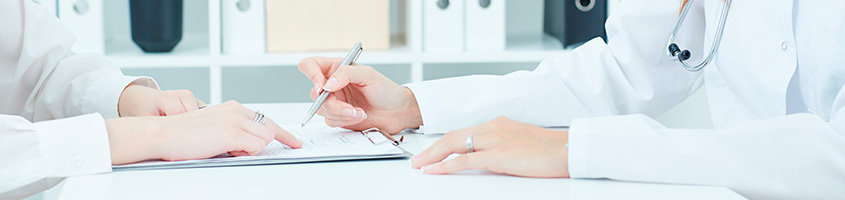 aerztin-erklaert-patient-formular-auszufuellen-psychosomatische-grundversorgung-seminar-kurs-seminarorganisation-fuchs